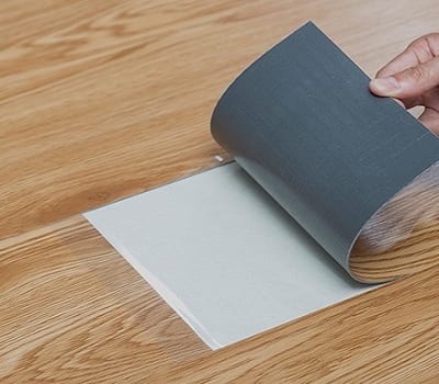 Ưu nhược điểm của sàn nhựa hèm khóa và sàn nhựa dán keo?